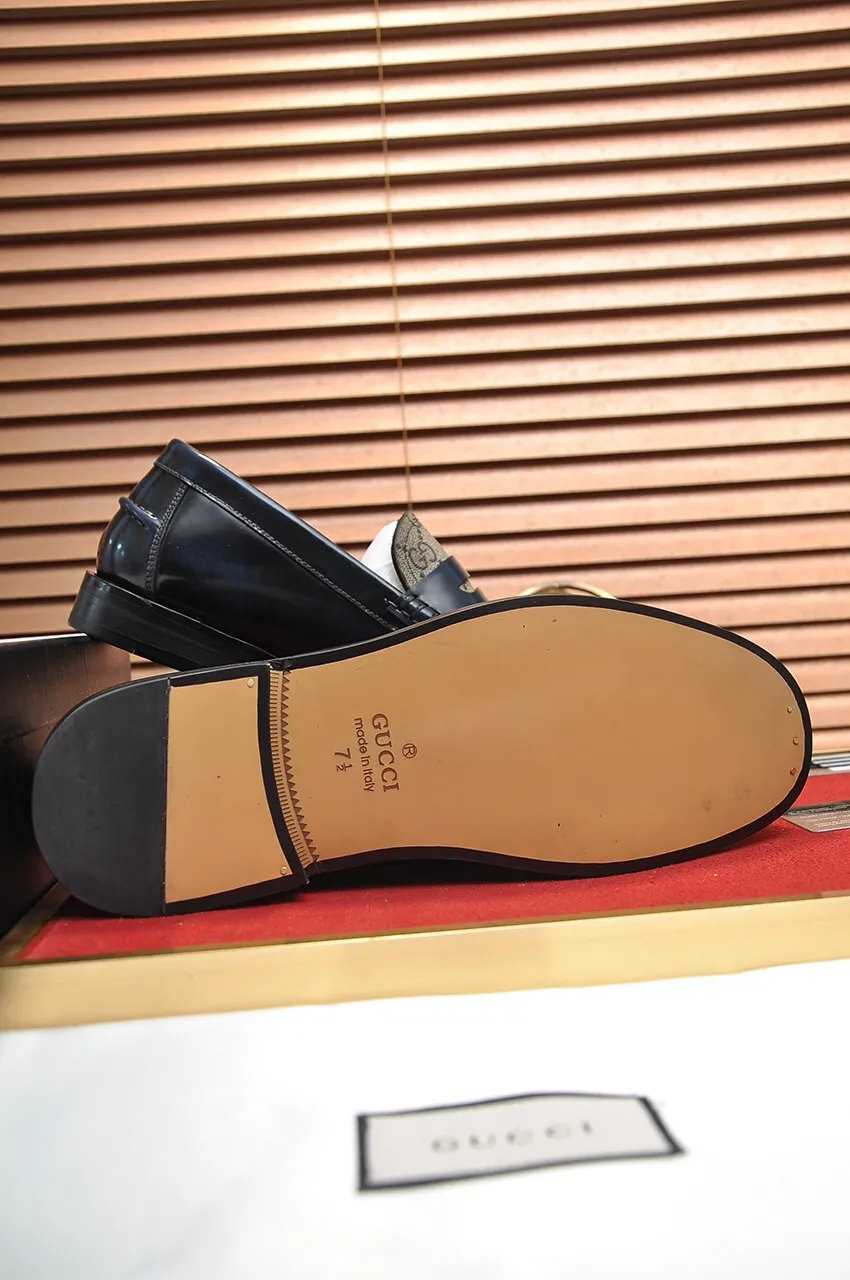Men's shoes💰560💶Italy's top luxury men's shoe giant (GUCCI) (Gucci) (full cowhide lining) new arrival🍃Original European style🔰 Pleasant to the eye😍In order to make the shoes more durable and non-deformable🌀The production continues to follow traditional methods but there is still no lack of innovation💪Choose original sheepskin for the leather♻️ Smooth and natural And extra bright ⭐Made of imported cowhide, the first choice of rich people 38-45 (45 customized)